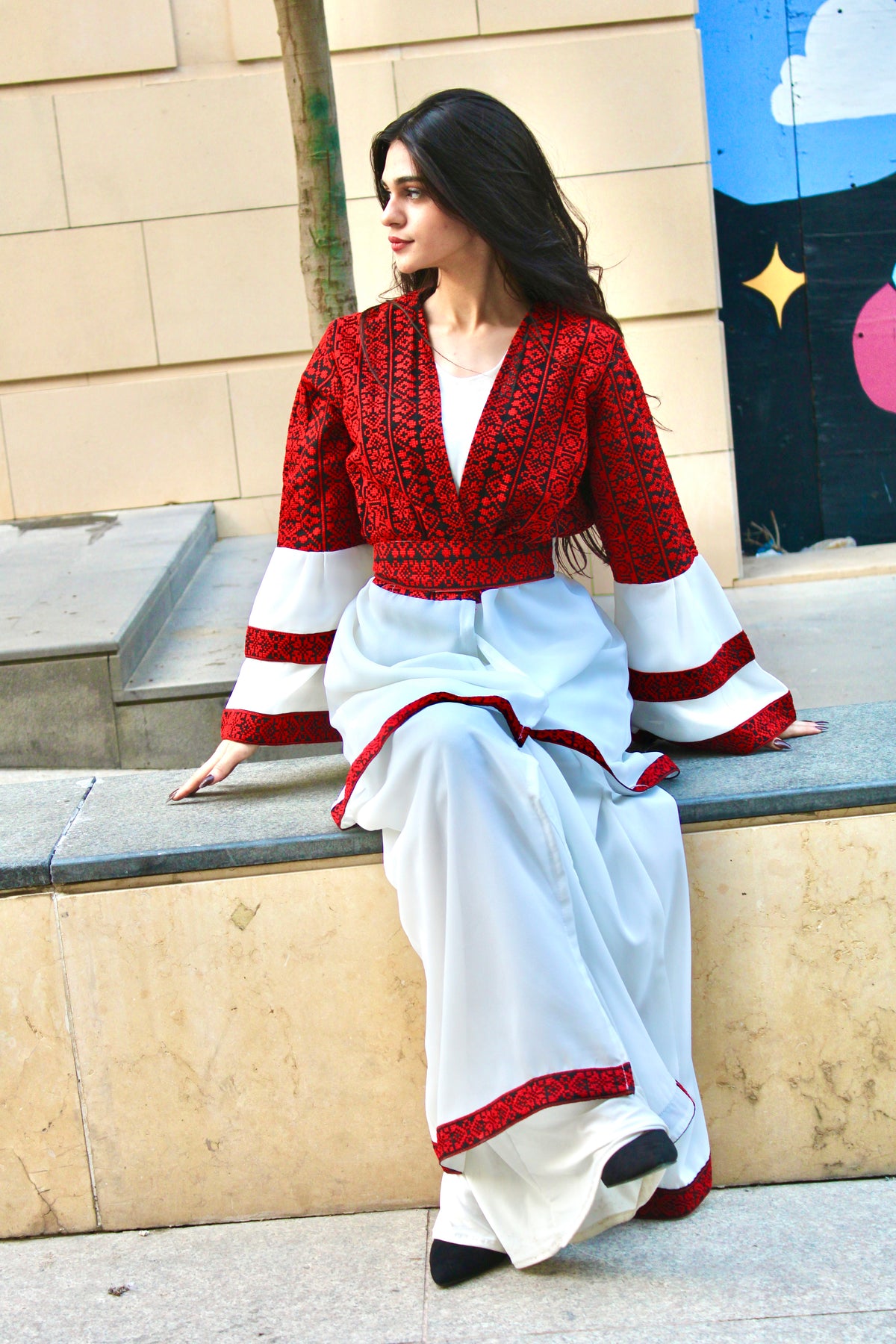 Embroidered and pleated dress with embroidered center and sleeves - white