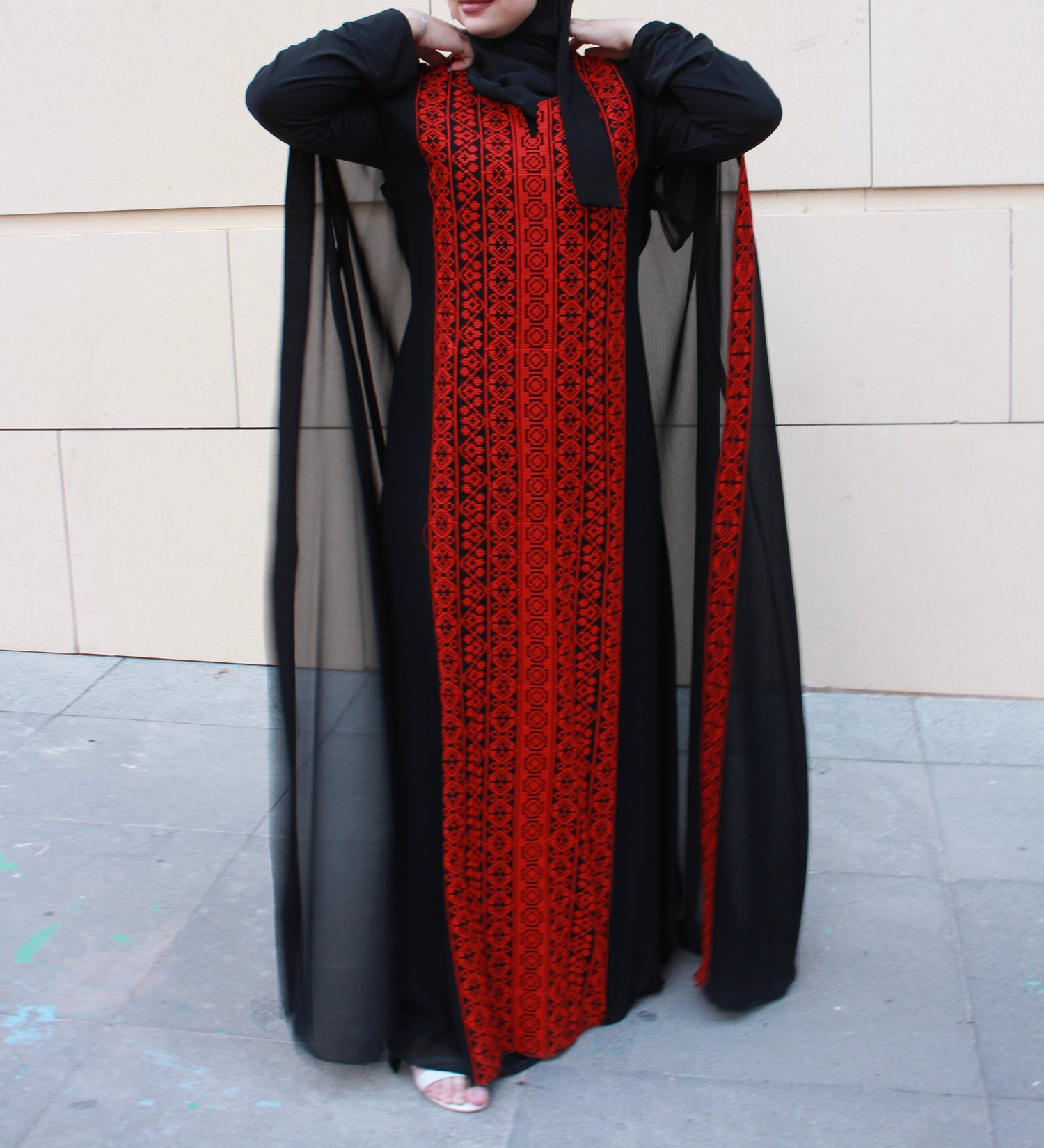 Abaya with distinctive and modern embroidery - black